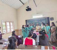 गुरुपौर्णिमा निमित्त कॉलेज ला पुस्तक भेट देताना .